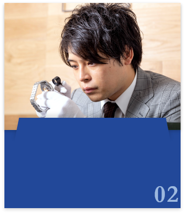 丁寧に査定している鑑定士