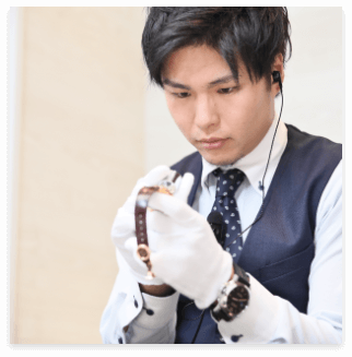 ブランドバッグ、時計、ジュエリーなど幅広いお品物を鑑定士が丁寧に一個ずつ査定します。